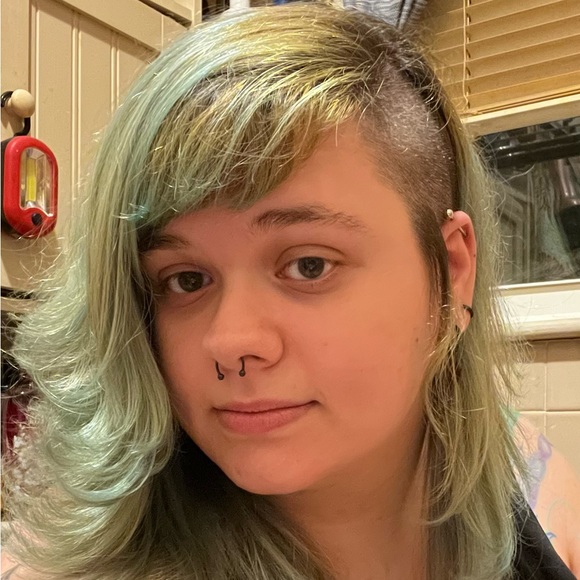 Meet your Posher, Christin - Picture 1 of 1